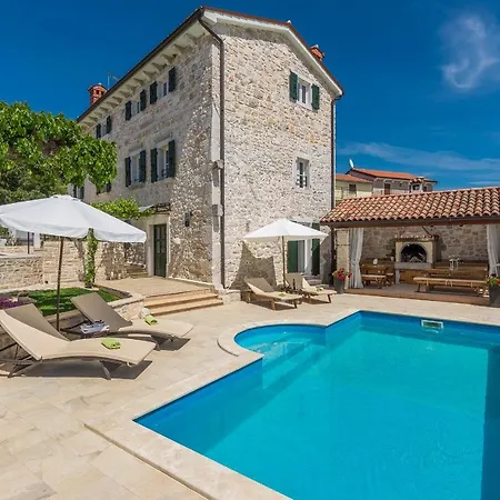 Andijelina Villa *