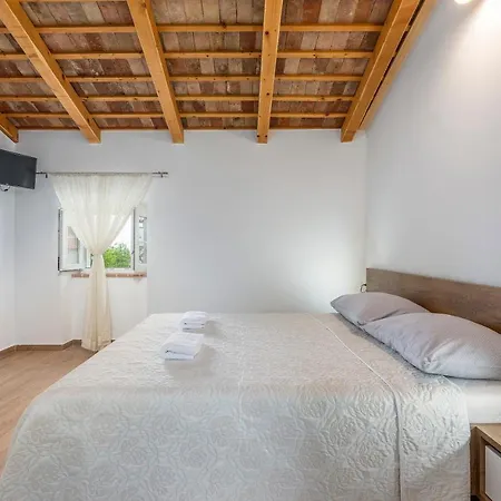 Andijelina Villa *